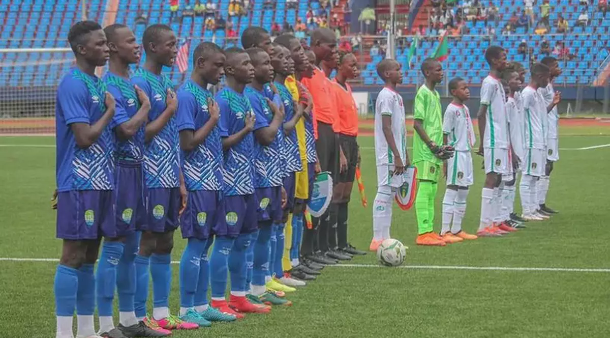 O echipă de fotbal sub 15 ani din Africa își acuză rivala că încalcă limita de vârstă. Fotografie virală cu echipele de start