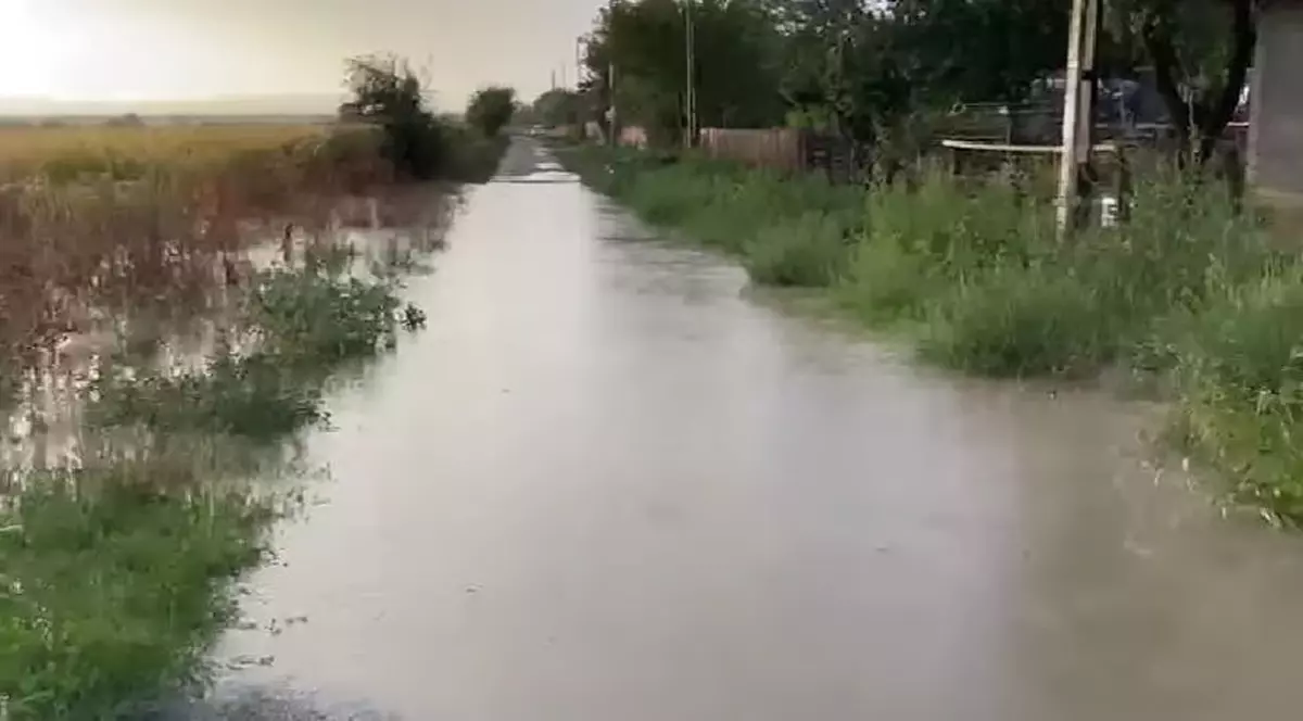 Inundații în Vrancea, după codul galben de ploi. Pompierii au fost chemați să scoată apa din zeci de gospodării