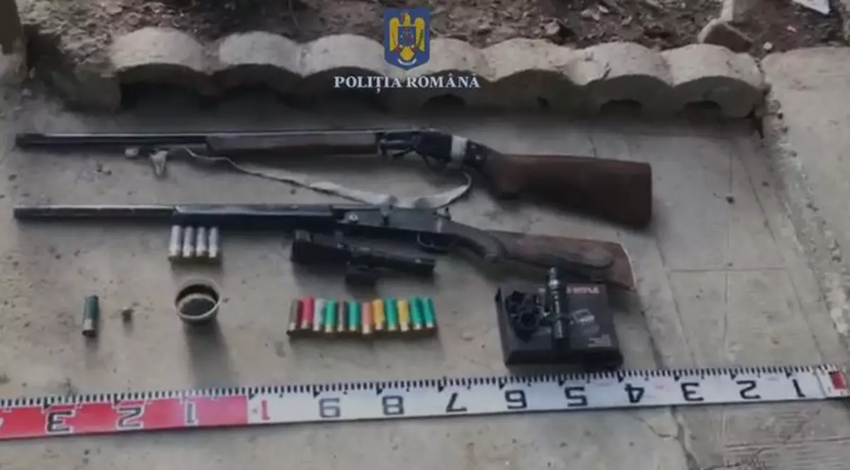Arme şi muniţie confiscate de către poliţişti la Arad, iar un bărbat a fost reținut pentru nerespectarea regimului armelor și al munițiilor