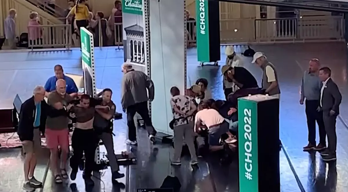 Mărturii ale oamenilor care s-au aflat în sala unde a fost înjunghiat Salman Rushdie. „O problemă uriașă de securitate”