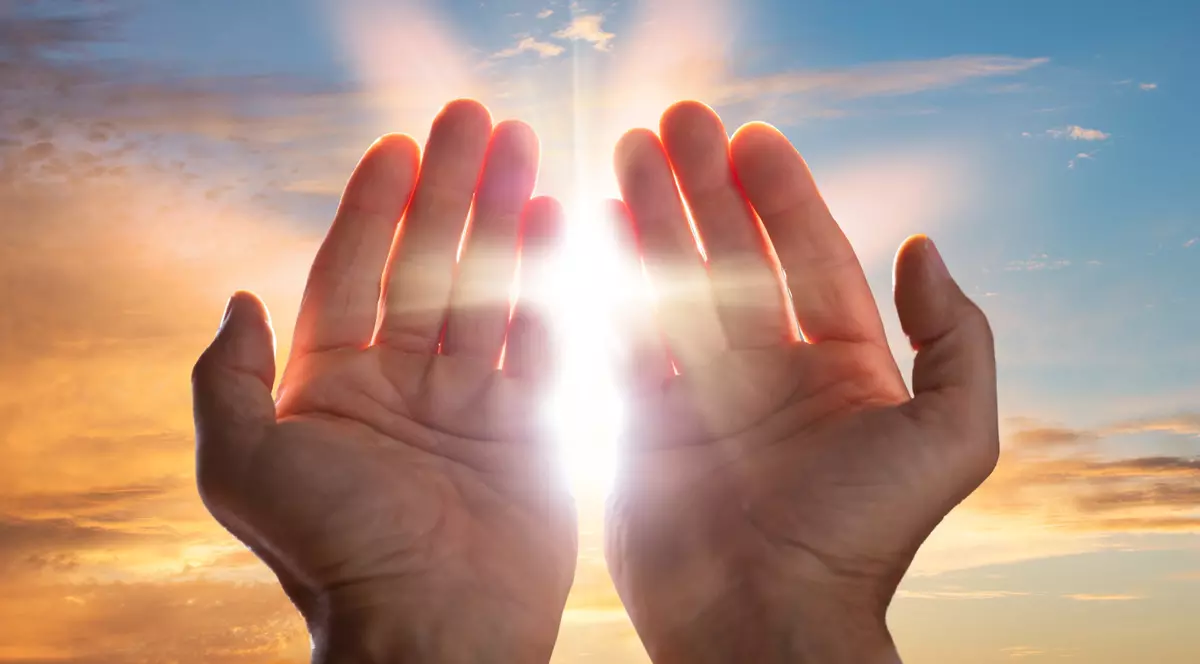 Indulgente- Doua maini ridicate spre cer