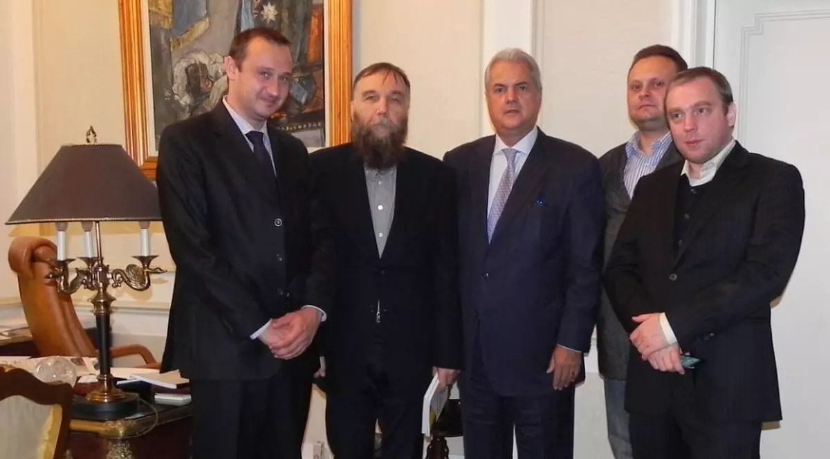 Dughin, la o vizită în România, în 2013, alături de Adrian Năstase la sediul Fundației Europene Titulescu. Foto: ziaruldevrancea