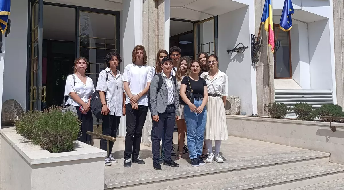 Elevii nu au fost lăsați să participe la dezbaterea legii educației de la Constanța. „Fac întâlniri doar cu oamenii care sunt de acord cu legea”