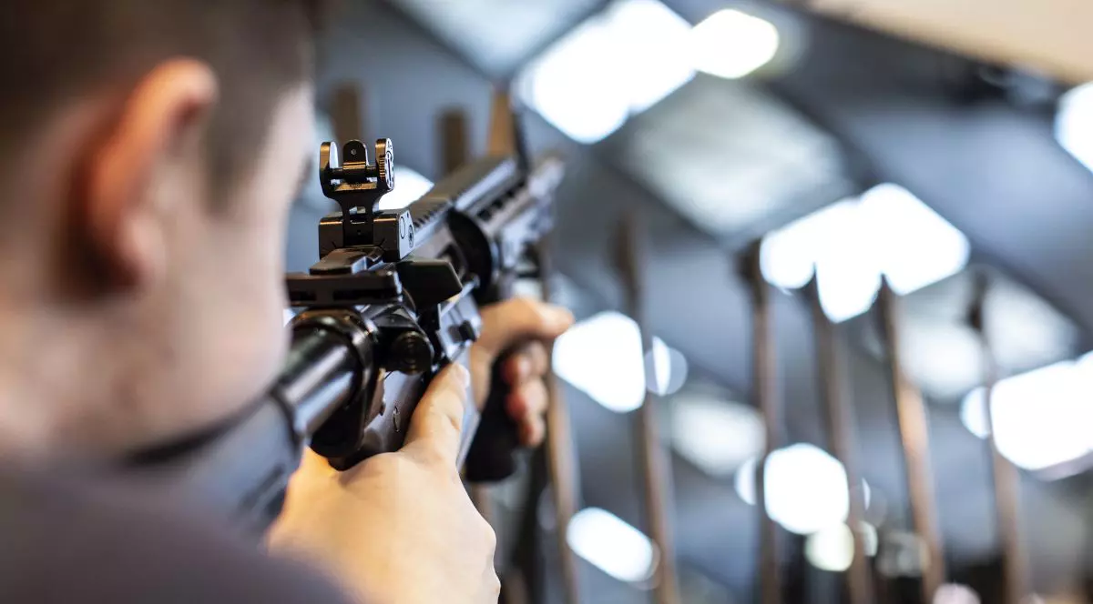 În Elveția, aproape un sfert din populație deține arme, dar rata crimelor e aproape zero. Ce reguli aplică diferit