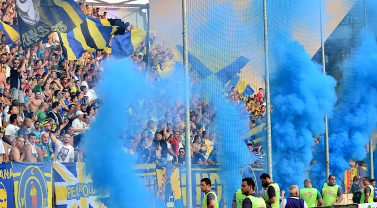 Un lider al galeriei Petrolului susține că dă șpagă ca jandarmii să introducă petarde și fumigene pe stadion: „Nu glumesc, v-o spun în direct”