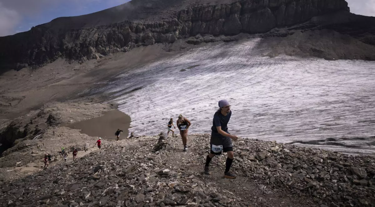 O trecătoare din Alpii elvețieni a ieșit la iveală după ce gheața care o acoperea, veche de 2.000 de ani, s-a topit