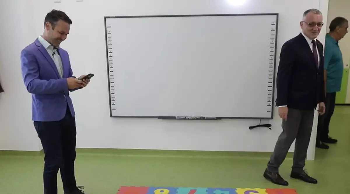 „Puie monta”, scris pe un covor-puzzle la o grădiniță inaugurată de Cîmpeanu. Robert Negoiță: „Cine a aranjat Lego ăsta? Foarte inspirat”