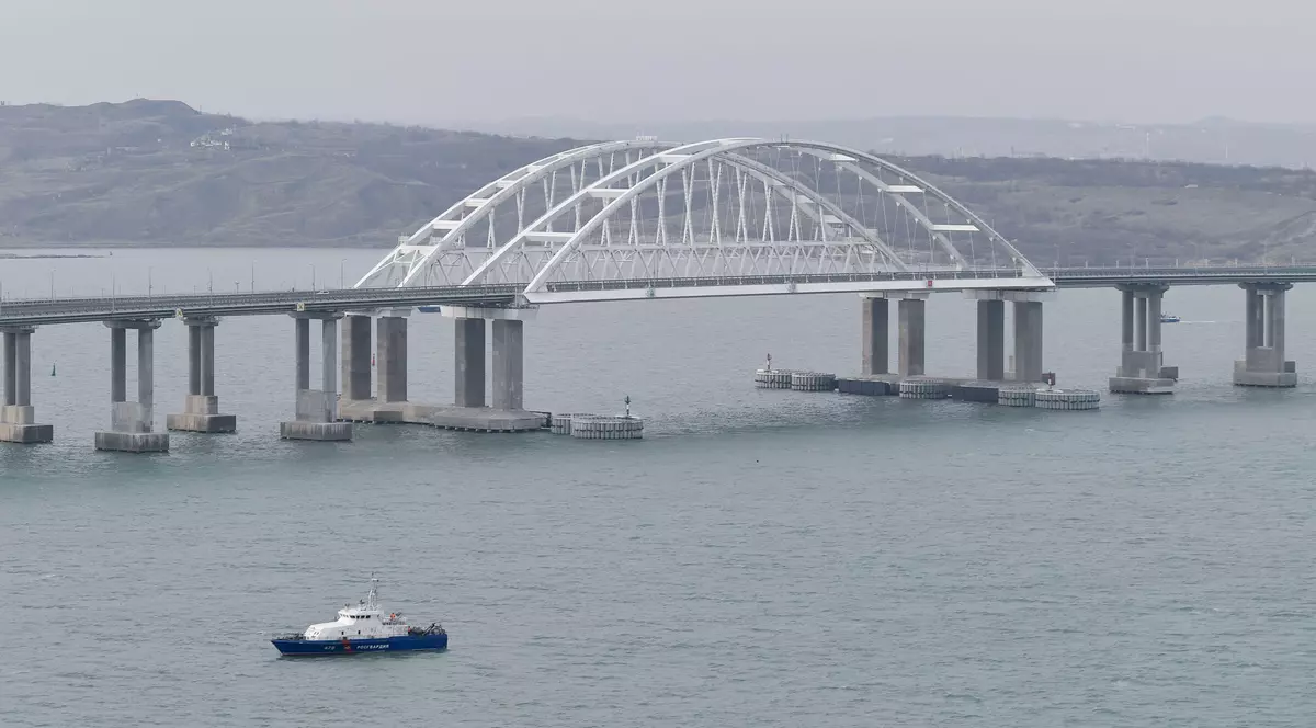 Ucraina ameninţă că va distruge podul de la Kerci, care leagă Crimeea de Rusia continentală