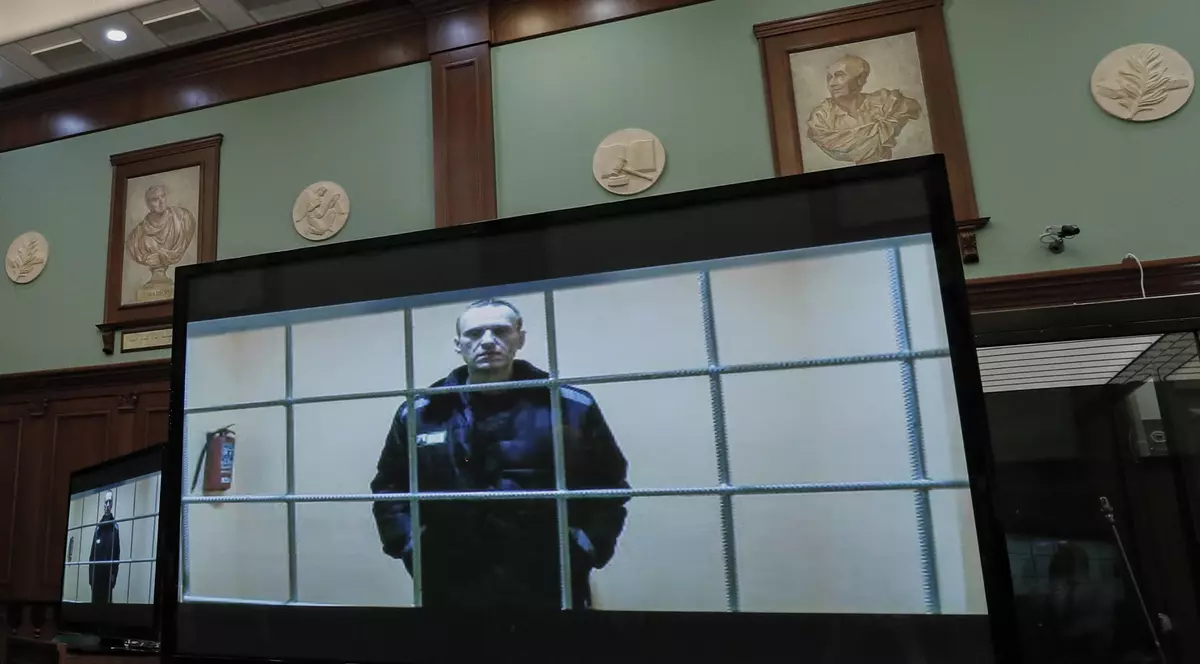 Alexei Navalnîi anunță că a fost plasat în izolare. Motivul oficial: s-a deschis la nasturele de sus al uniformei de deținut