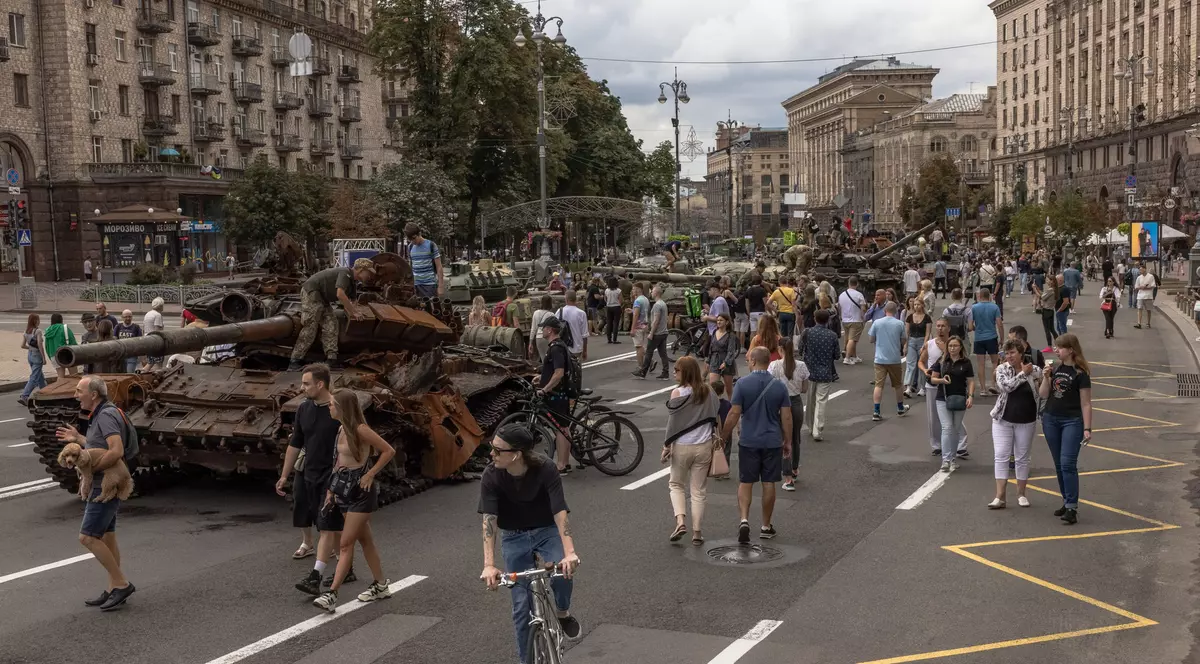 Ucrainenii au organizat la Kiev, chiar înainte de Ziua Independenței, "parada" tancurilor rusești distruse. Ce glumă circulă în mediul online