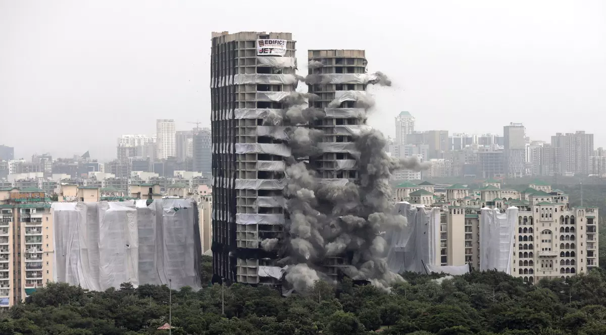 Doi zgârie-nori construiți ilegal au fost demolați în câteva secunde, în India - VIDEO