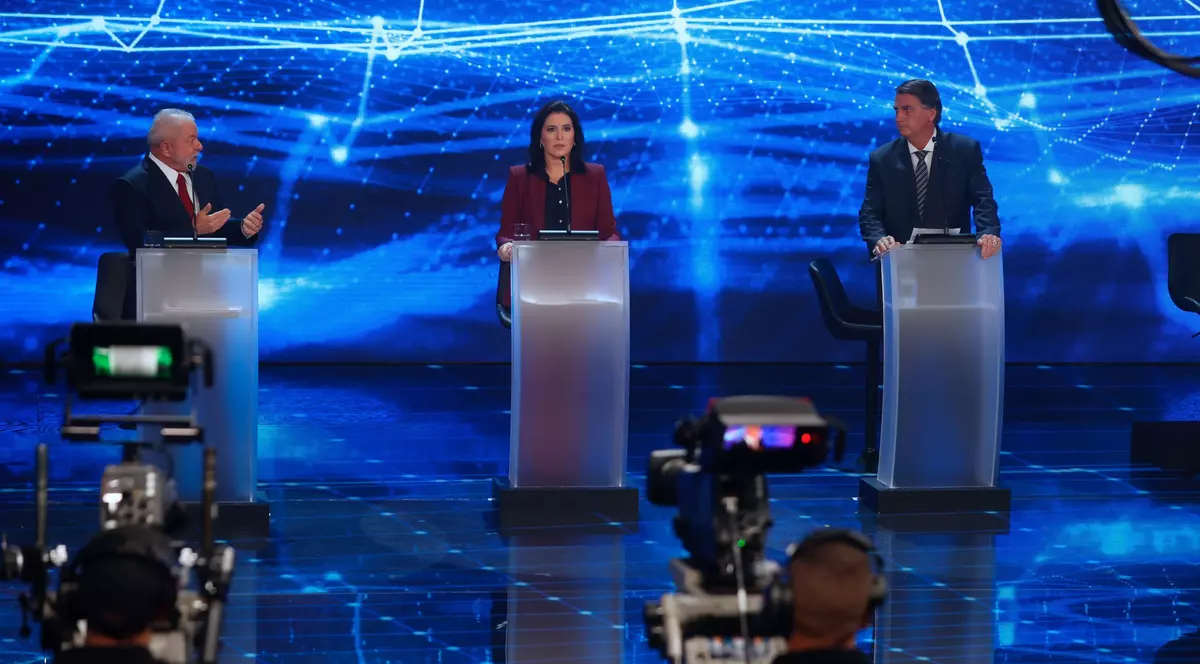 Jair Bolsonaro, derapaj la adresa unei jurnaliste, în timpul unei dezbateri electorale televizate: „Cred că te culci gândindu-te la mine"