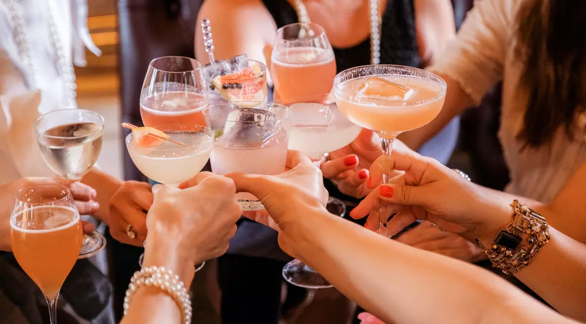 Ținuta de cocktail. Ce să porți la un eveniment deosebit?
