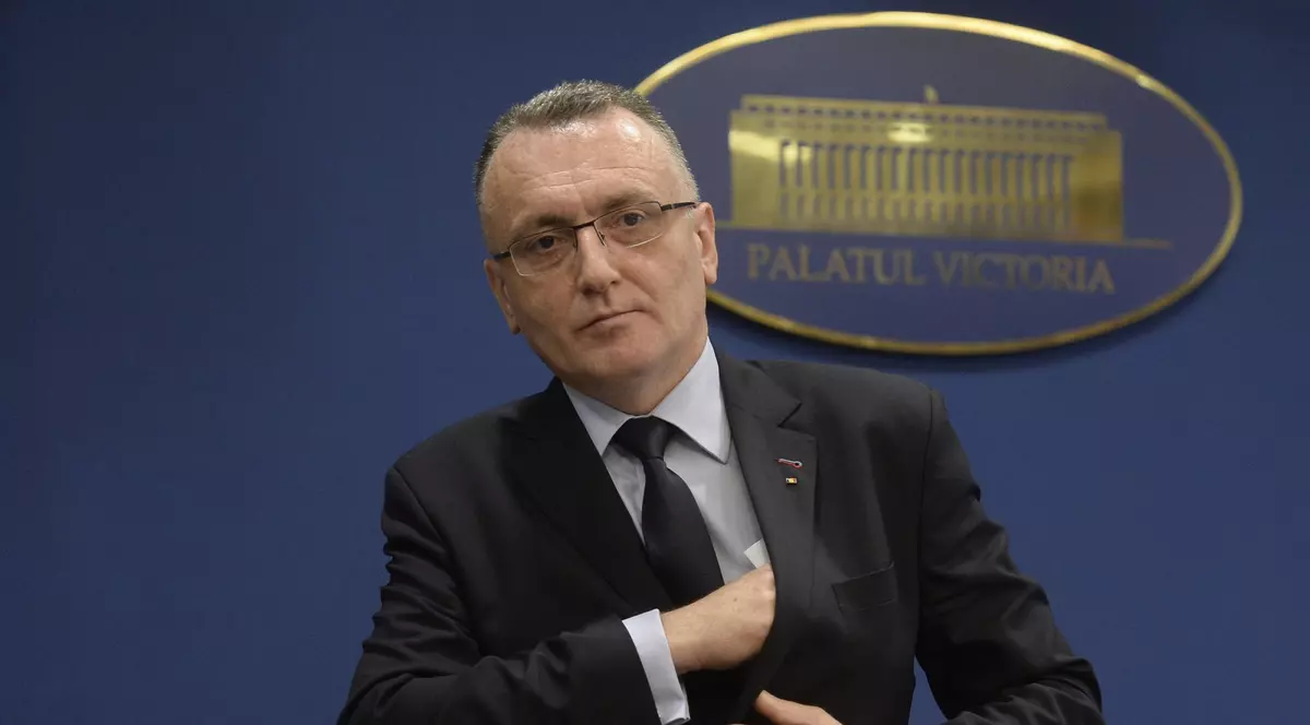 Cîmpeanu crede că problema toaletelor în curtea școlilor e „exagerată”. „Mulți dintre noi am făcut performanță învățând în aceste școli”