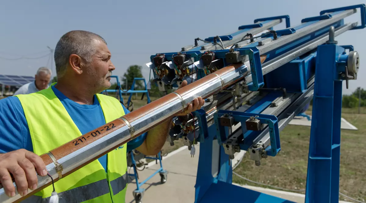 Bătălia între fermierii disperați de secetă și specialiștii care trimit rachete în nori: „Oamenii spun că nu plouă din cauza noastră”