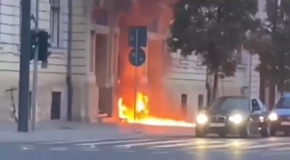 Un bărbat a incendiat ușa Primăriei Cluj-Napoca cu benzină