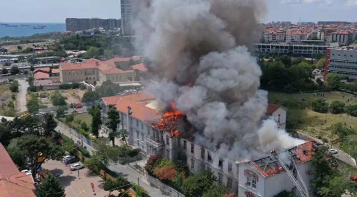 Incendiu puternic la un spital din Istanbul. 80 de pacienți vârstnici, evacuați pe tărgi și în scaune cu rotile