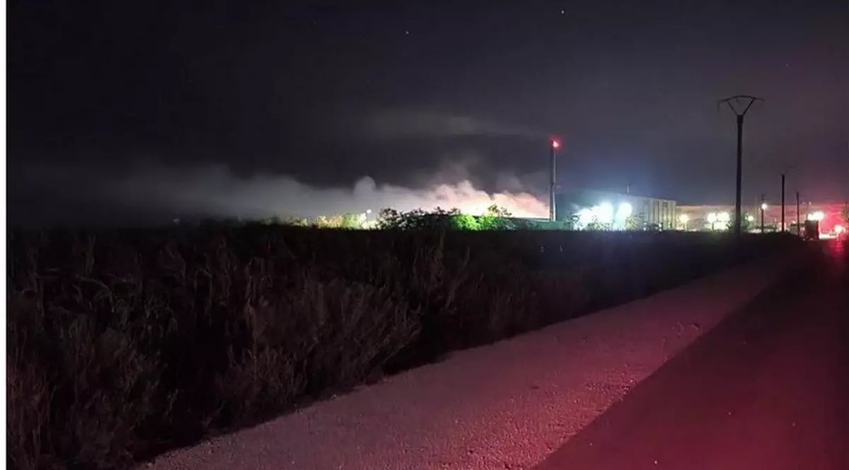 Pompierii încearcă de mai bine de 12 ore să stingă un incendiu la o hală de sortare a deșeurilor din Slobozia