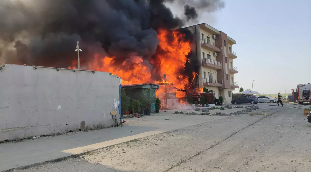 Incendiu violent la o biserică din Constanța. Flăcările s-au extins la un bloc de locuințe