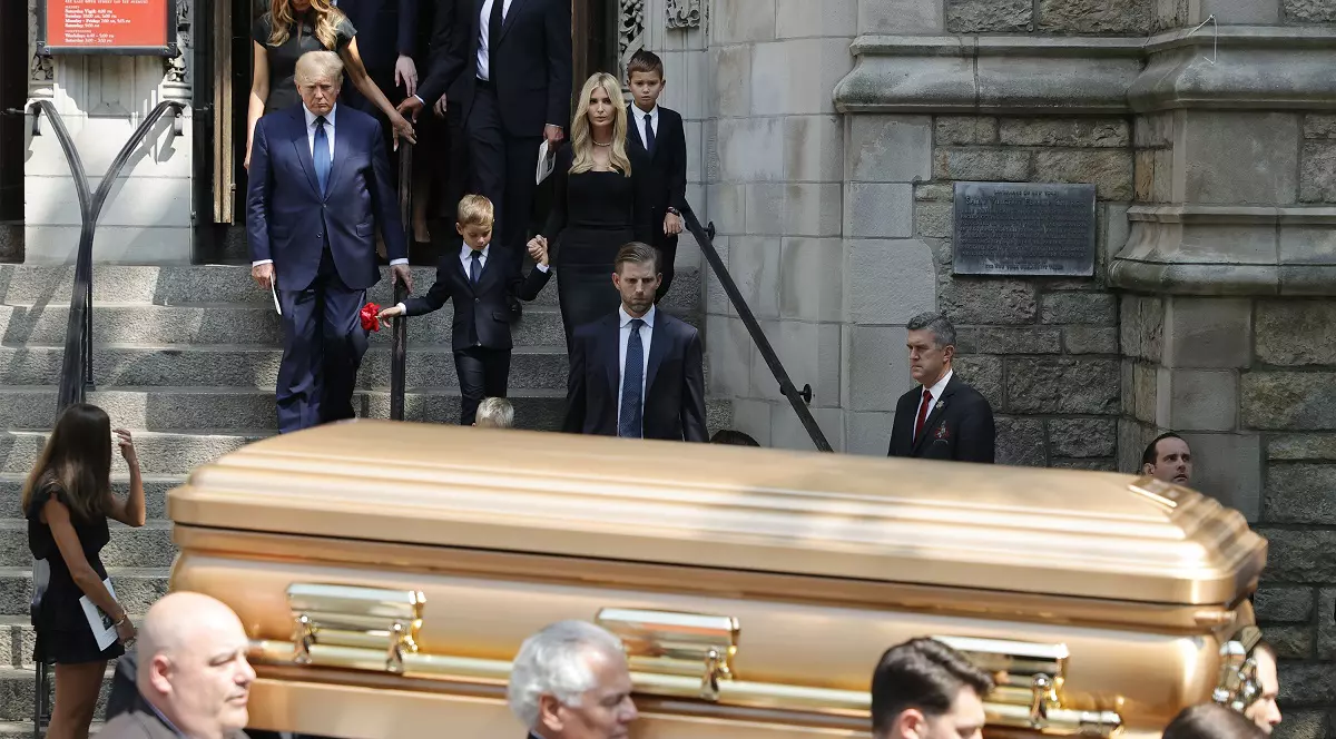 Donald Trump și-a îngropat fosta soție, Ivana, pe terenul lui de golf. În urma deciziei, poate să fie scutit de taxe și impozite