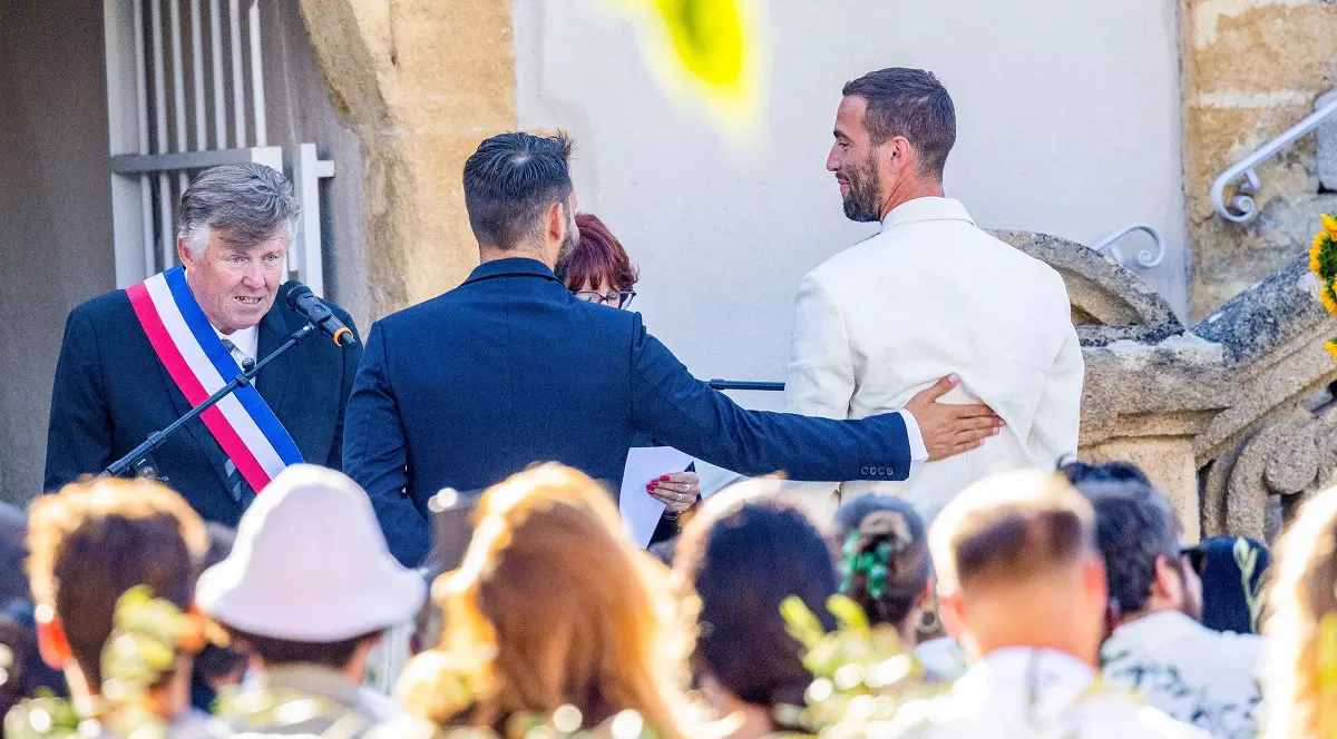 Creatorul de modă Simon Porte Jacquemus s-a căsătorit cu iubitul, cu Marco Maestri. La ceremonie a participat și o vedetă cu origini românești