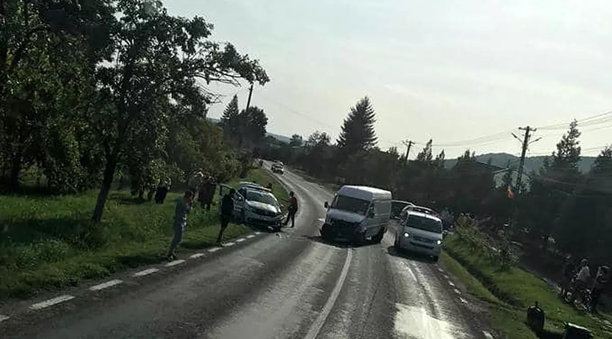 Polițiști din Buzău răniți după ce un șofer a lovit autospeciala de poliție. Bărbatul a crezut că e radar şi a vrut să frâneze