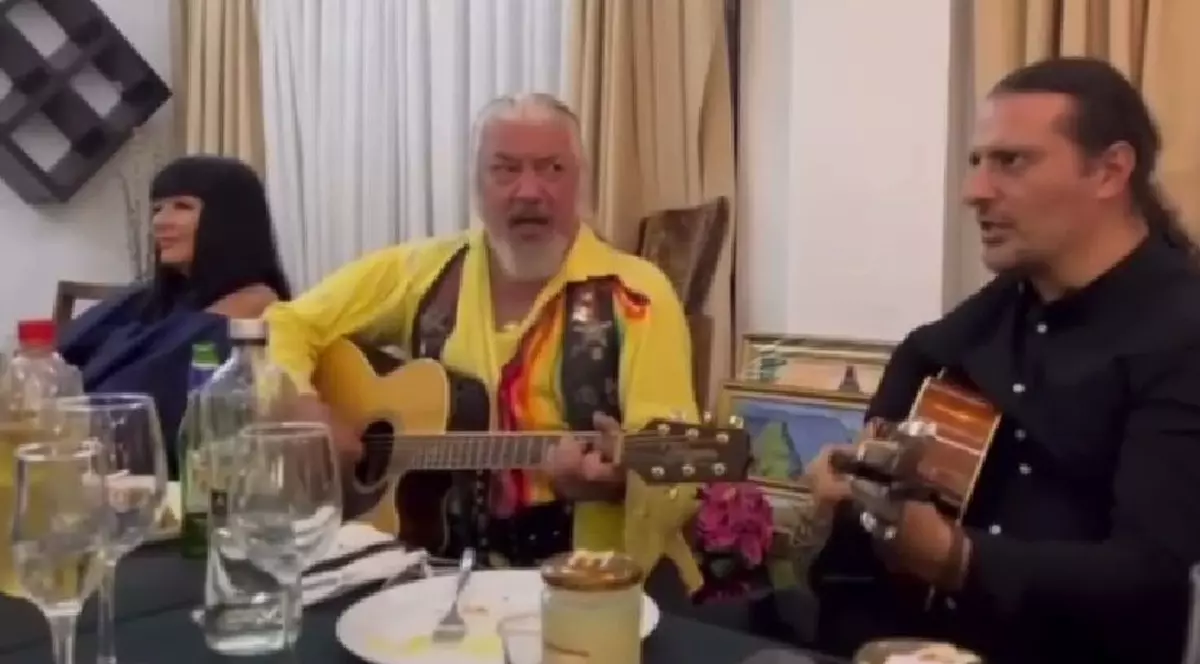 Phoenix i-a cântat la masă lui George Simion, la nuntă. VIDEO cu Nicu Covaci și colegii de trupă dând concert privat pentru liderul AUR