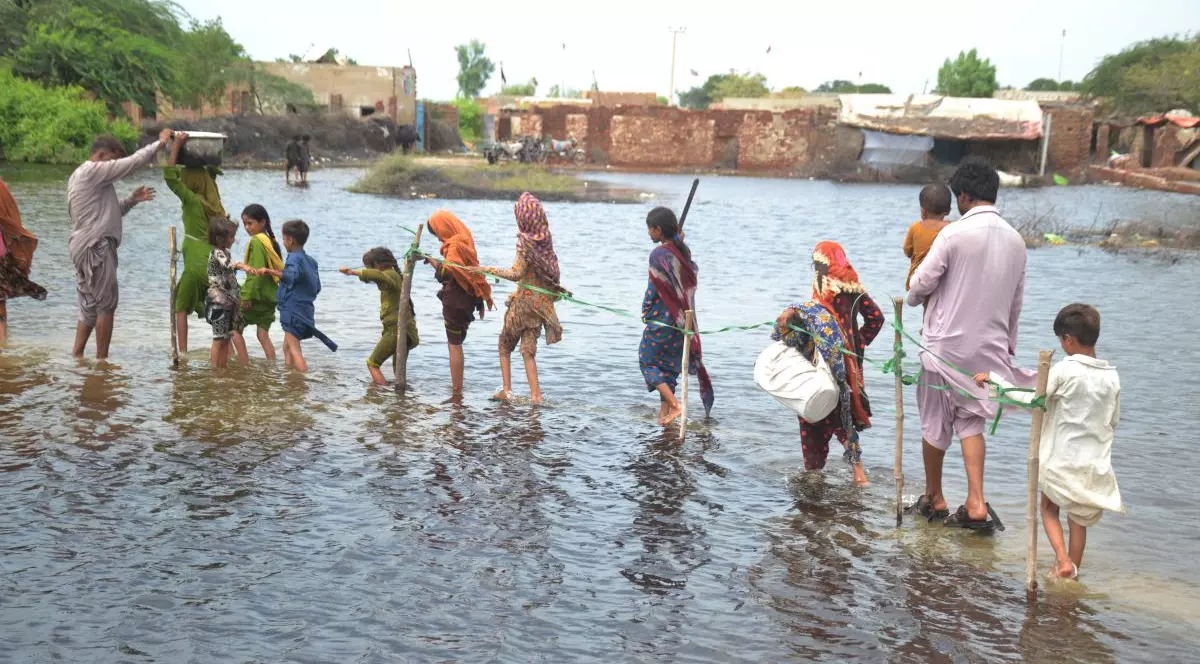 „Catastrofă climatică”: după zilele cu 50 de grade Celsius, Pakistanul e lovit de inundații fără precedent. Guvernul cere ajutor extern