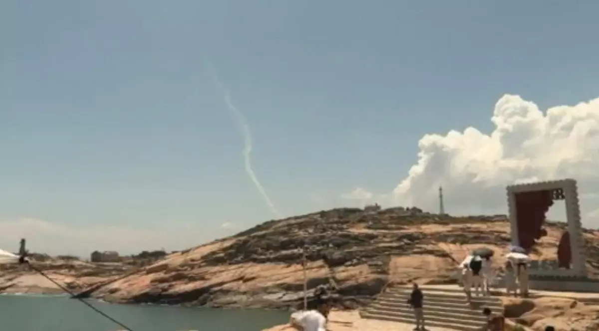 Momentul în care China lansează rachete în apele din apropierea Taiwanului