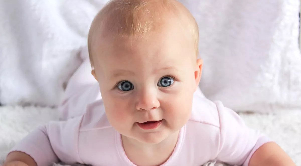 Cum se dezvoltă bebelușul în primul an de viață