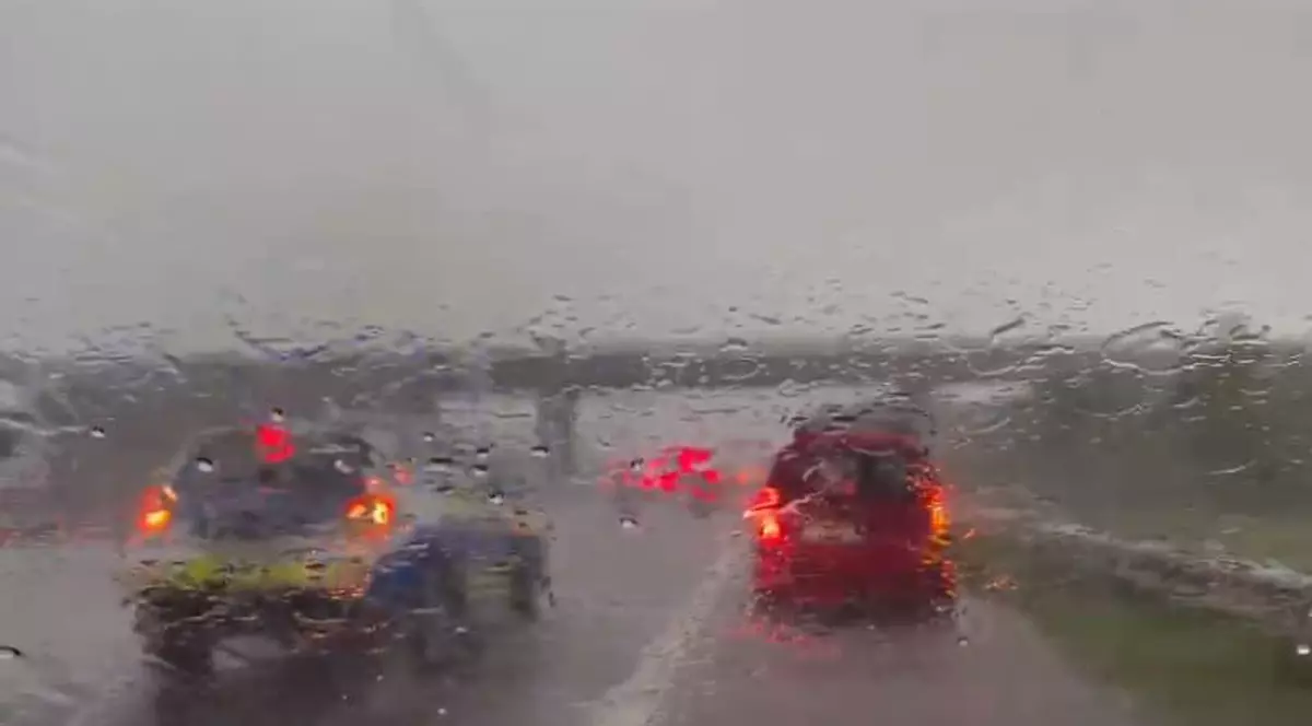 Plouă torențial pe A2 Autostrada Soarelui, la Cernavodă, risc crescut de acvaplanare