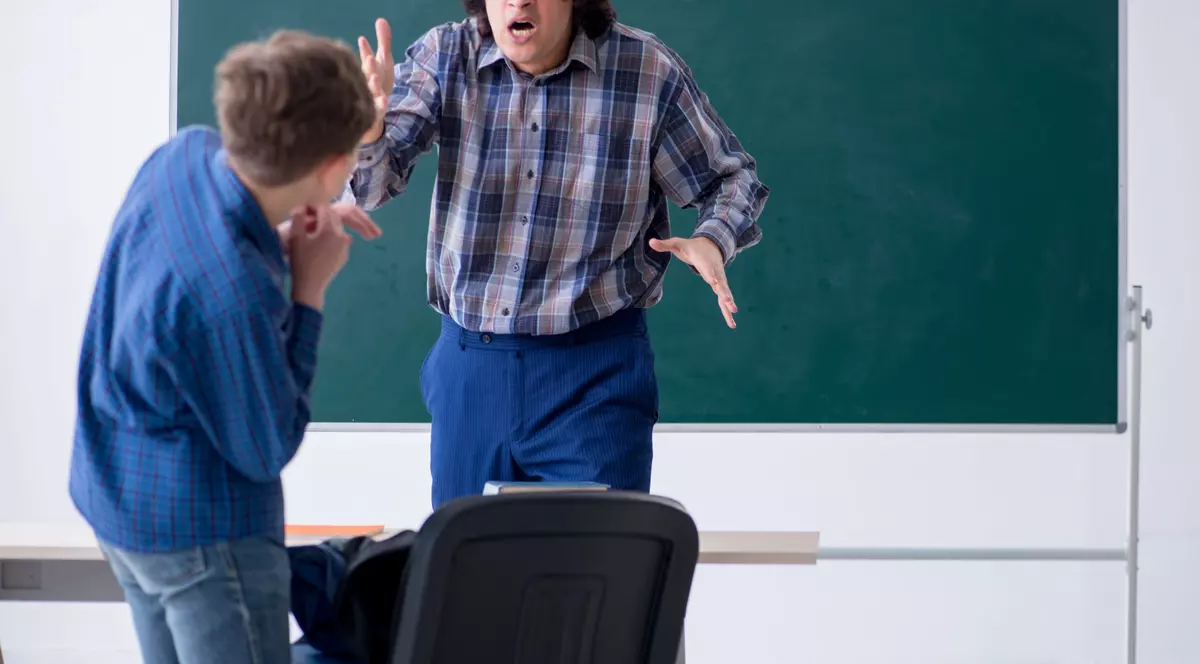 Enervat pe „haosul” din clasă, un profesor și-a făcut elevii „cretini și împuțiți” și a lovit un copil. Școala i-a tăiat salariul