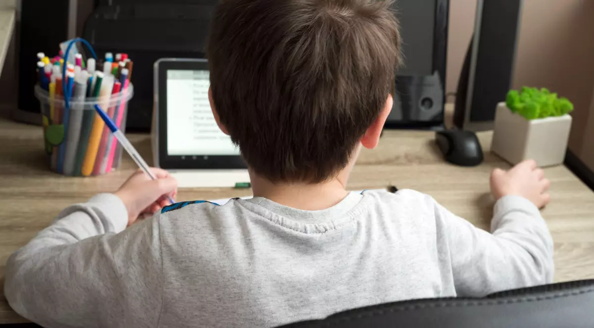 Lupta familiei unui elev cu școala care l-a lăsat repetent pentru că nu a putut participa la orele online, deși ceruse ajutor