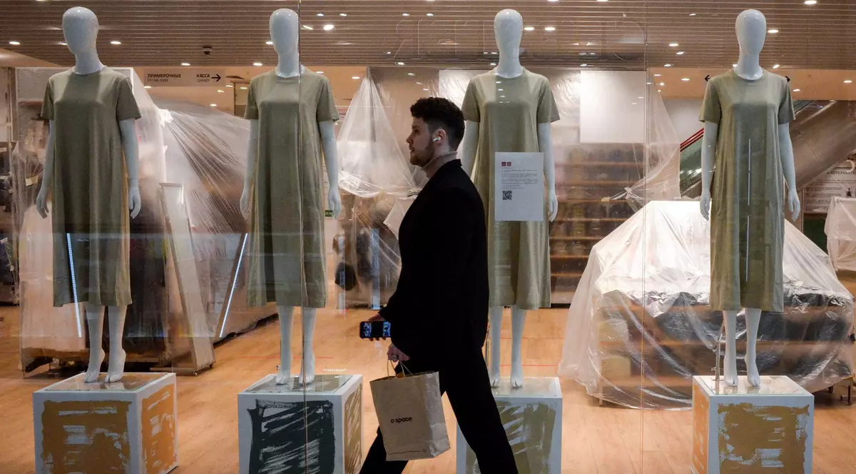 Un bărbat merge prin fața unui magazin închis dintr-un mall din Rusia Foto: Profimedia