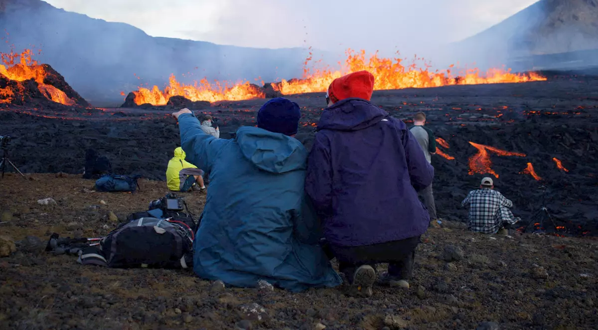 O erupție vulcanică din Islanda, atracție turistică pentru mii de oameni: „Am început să plâng. E atât de frumos”