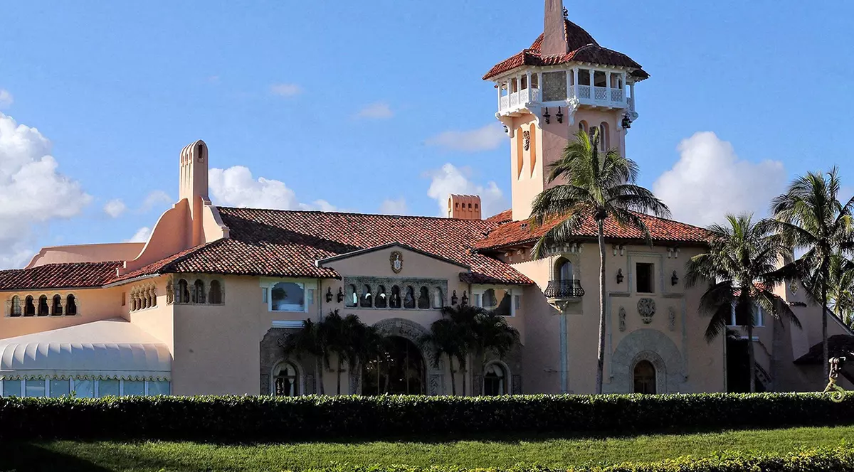 FBI a descins la reședința lui Trump, Mar-a-Lago. „Mi-au spart seiful”, spune fostul președinte al SUA. Motivul perchezițiilor