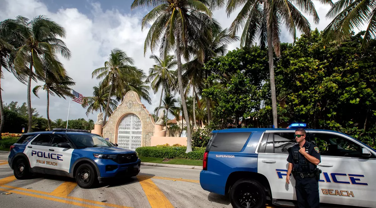Autoritățile stau în fața reședinței Mar-a-Lago a lui Donald Trump, Palm Beach, Florida, SUA, 9 august 2022.