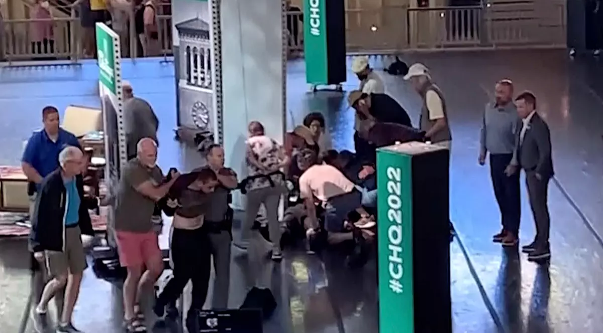 Primele mărturii ale moderatorului care se afla pe scenă cu Salman Rushdie când acesta a fost înjunghiat. Are copci și un ochi vânăt