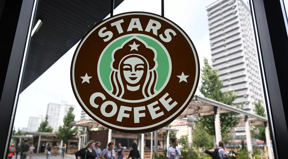 Starbucks "de Rusia" a deschis primul magazin în Moscova. Ce apare pe noul logo al lanțului de cafenele, preluat de un rapper pro-Kremlin
