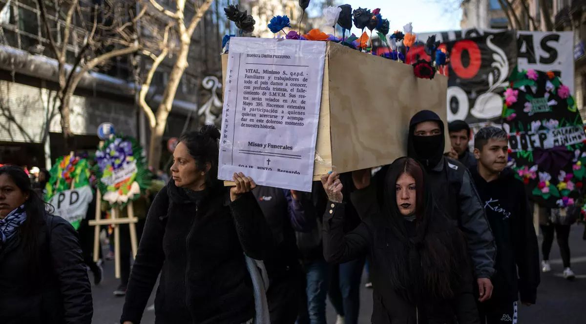 În Argentina, protestatarii au organizat o „înmormântare”, pentru a marca „decesul salariului”