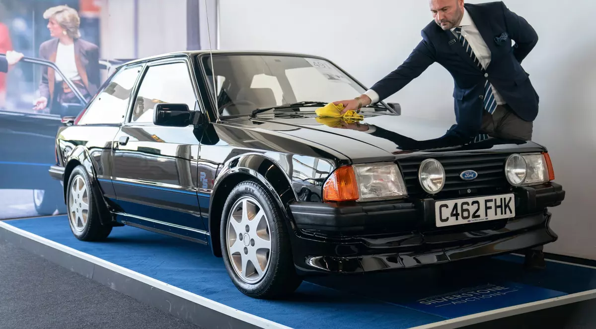 Un Ford Escort unic condus de prințesa Diana, vândut la licitație pentru 650.000 de lire sterline