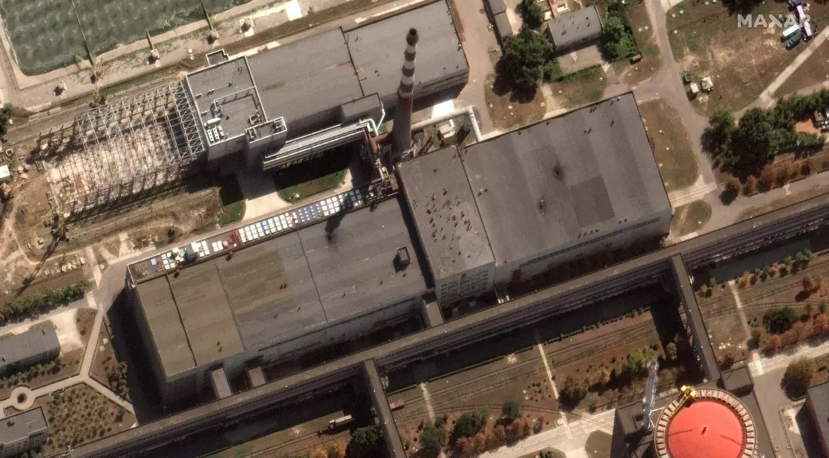 Clădire de la centrala nucleară Zaporojie, cu acoperișul găurit de bombardamente. Rușii acuză ucrainenii că „trag încontinuu”
