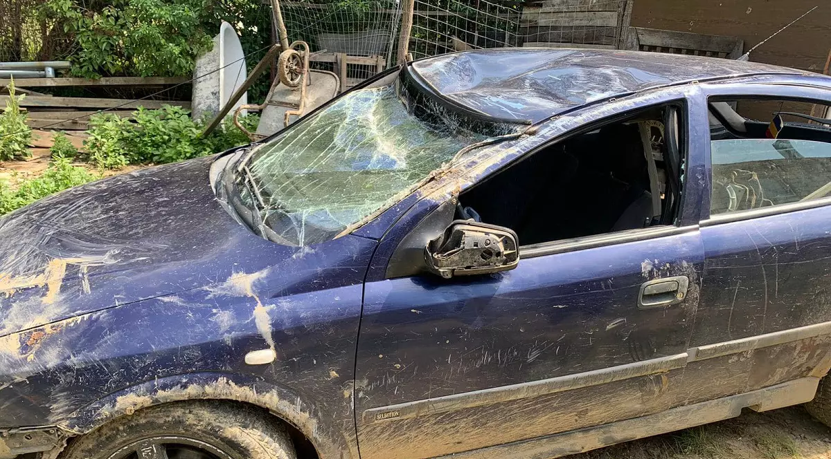 Polițiștii au tras peste 25 de focuri de armă pentru oprirea unui șofer în trafic, la Sălaj. Un pasager al mașinii a fost împușcat