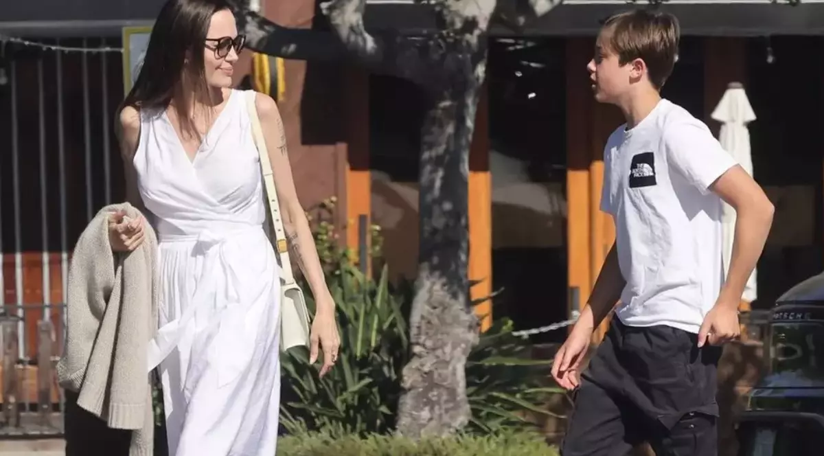 Angelina Jolie, apariție surprinzătoare alături de Knox. Ce făcea fiul său în vârstă de 14 ani?