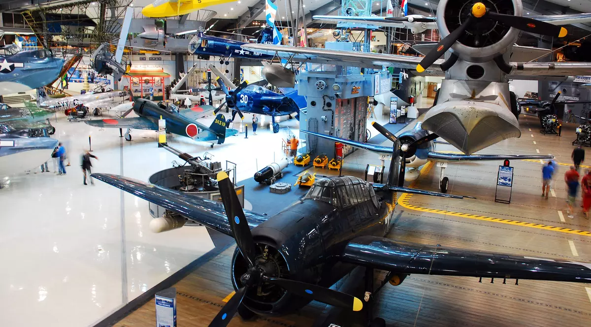 Care sunt cele mai apreciate muzee ale aviaţiei din lume - Imagine din interiorul Muzeului Aviaţiei Navale din Pensacola, Florida, SUA.