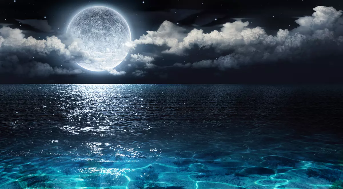 Luna plină din 12 august, sub semnul schimbător al Vărsătorului - Panorama romantică și spectaculoasă cu lună plină pe mare