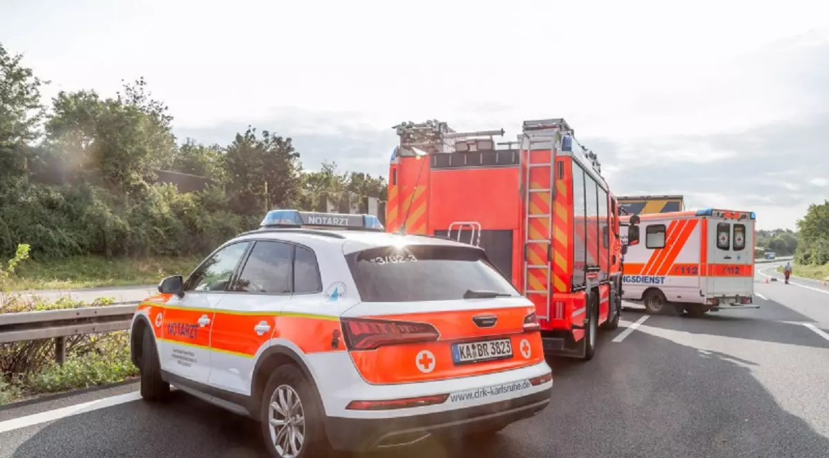 Camionagiu român căzut lângă TIR, cu o foaie pe care scria 112 pe piept, lăsat pe o autostradă germană de șoferii care treceau pe lângă el