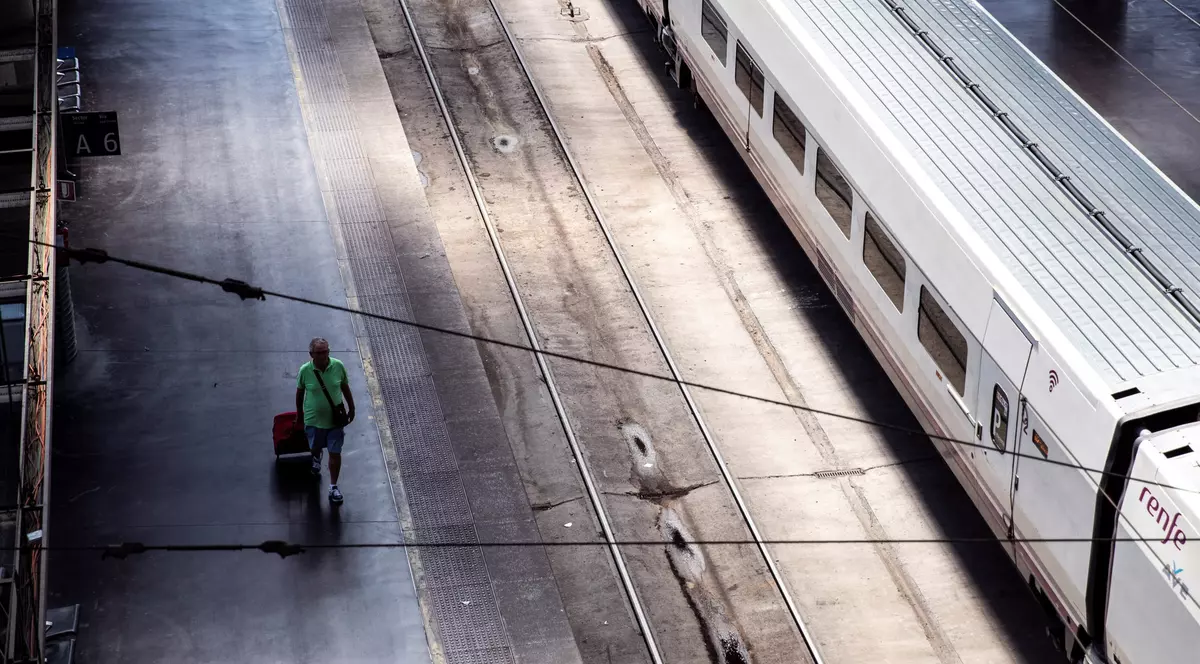 Presa spaniolă scrie că un român a fost reținut după blocarea circulației trenurilor de mare viteză. Ambasada română de la Madrid neagă