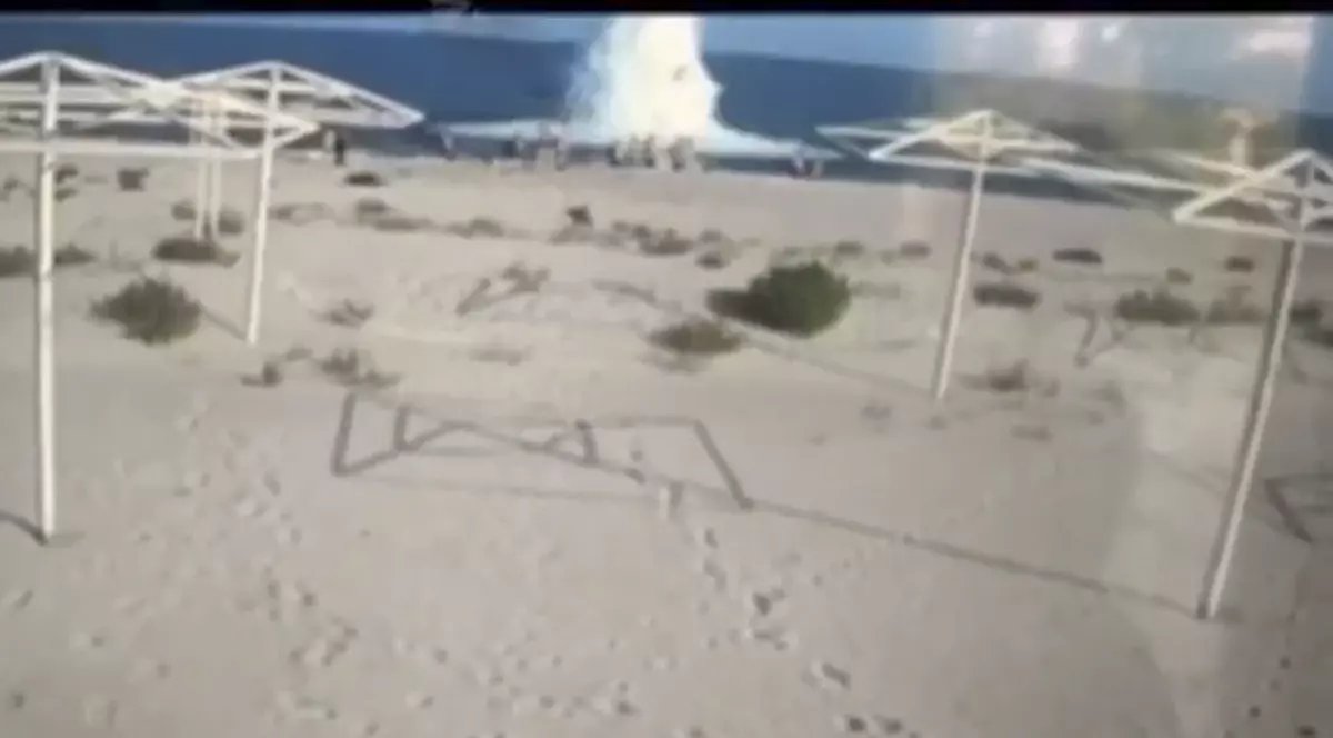 Imagini cu explozia unei mine de război pe o plajă din apropiere de Odesa. Trei persoane au murit - VIDEO