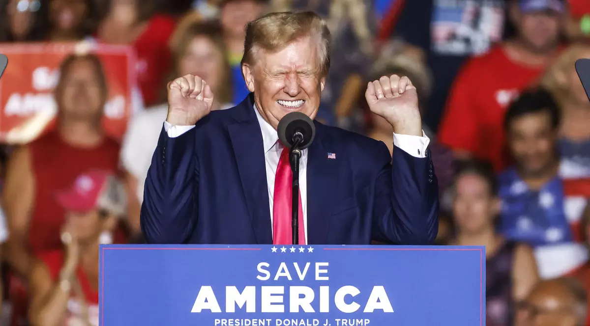 Donald Trump a spus într-un discurs public că fostului său doctor de la Casa Albă „îi plăcea să se uite la trupul meu puternic”